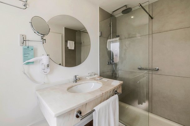 Enotel Santo da Serra - Beispiel Bad Doppelzimmer Gartenblick (Zimmercodierungen DBG & DG1)