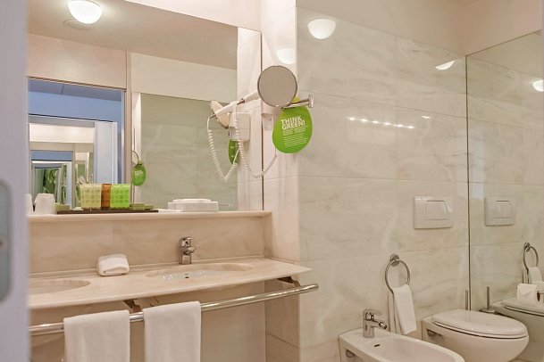 Vidamar Resorts Madeira - Beispiel Bad Wohnbeispiel Doppelzimmer Meerblick (Zimmercodierung DBM)