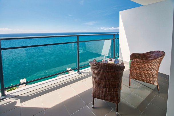 Vidamar Resorts Madeira - Beispiel Balkon Doppelzimmer Premium Meerblick (Zimmercodierung DMM)