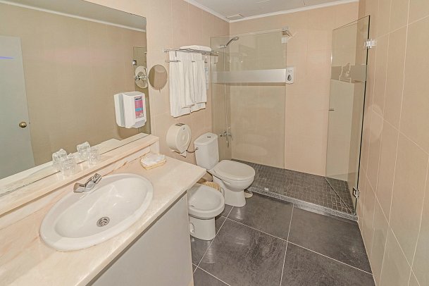 Orca Praia - Beispiel Bad Doppelzimmer Meerblick (Zimmercodierung DBM)