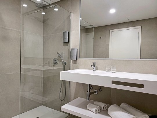 Rocamar - Beispiel Bad Doppelzimmer Superior (Zimmercodierungen DSM & DSL)