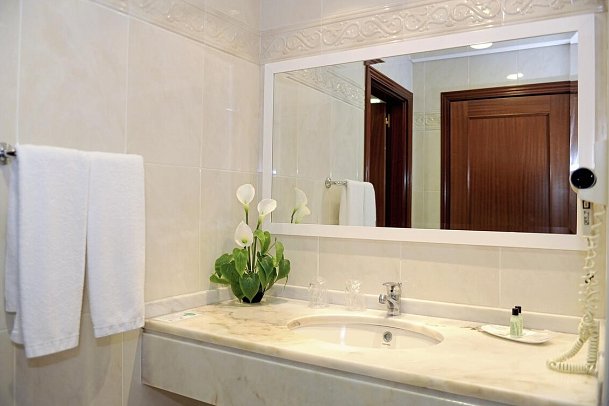 Ocean Gardens - Beispiel Bad Doppelzimmer Meerblick (Zimmercodierung DBM)