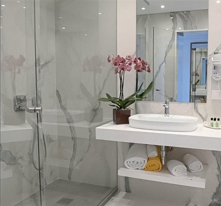 Ocean Gardens - Beispiel Bad Doppelzimmer Superior Buchtblick (Zimmercodierung DS1)