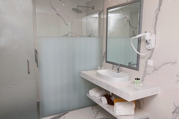 Ocean Gardens - Beispiel Bad Doppelzimmer Buchtblick (Zimmercodierung DB2)