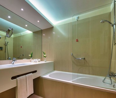 The Views Baía - Beispiel Bad Doppelzimmer Superior Meerblick (Zimmercodierung DSM)