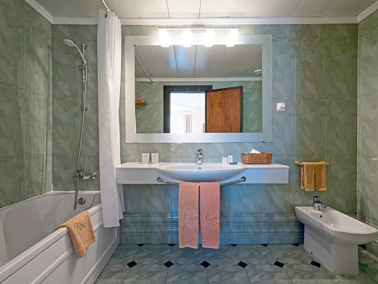 Baía Madeira Hotel - Beispiel Bad Juniorsuite Komfort (Zimmercodierung JFN)