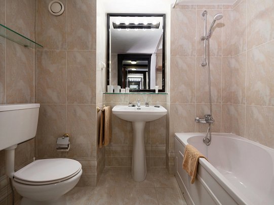 Baía Madeira Hotel - Beispiel Bad Doppelzimmer (Zimmercodierung DBG)
