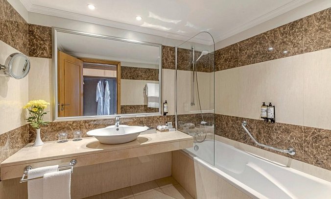 Pestana Carlton Madeira Premium Ocean Resort - Beispiel Bad Familienzimmer (Zimmercodierung FBL)
