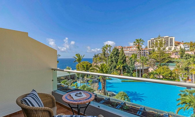 Pestana Carlton Madeira Premium Ocean Resort - Beispiel Balkon Doppelzimmer Classic Poolblick (Zimmercodierungen DBP & DC2)