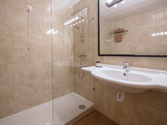 Dom Pedro Garajau - Beispiel Bad Doppelzimmer Classic (Zimmercodierungen DBG & DBM)