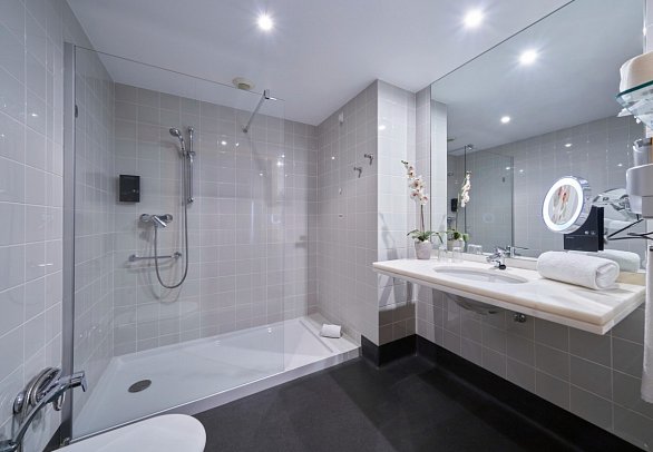 Golden Residence Madeira Hotel - Beispiel Bad Suite/Apt. (Zimmercodierungen Ab1, A1L, A2N, A3N, ABM, AMN & AMM)