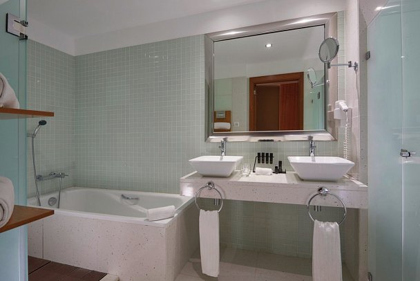 Meliá Madeira Mare - Beispiel Bad Doppelzimmer (Zimmercodierungen DBN, DPN, D1N, ECN, DBM, DCM, D1M, DPM & ECM)