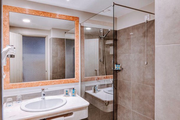 Enotel Magnólia - Beispiel Bad (Zimmercodierungen D1G, DCG & DPG)