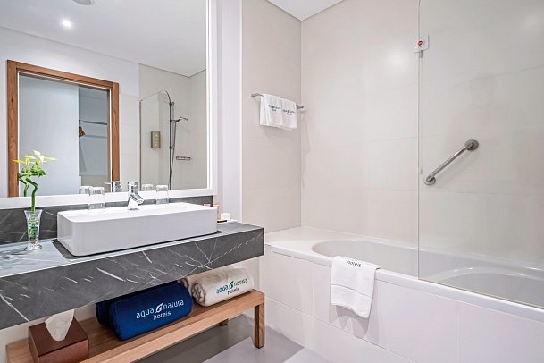 Aqua Natura Madeira - Beispiel Bad Doppelzimmer Meerblick (Zimmercodierung DBM)