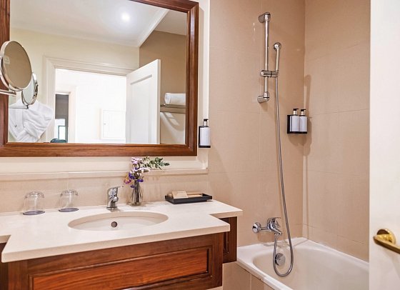 Quinta Funchal Gardens – Adults Only - Beispiel Bad Doppelzimmer (Zimmercodierungen DBG, DBN & D1N)