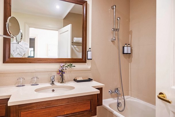 Quinta Funchal Gardens – Adults Only - Beispiel Bad Doppelzimmer (Zimmercodierungen DBG, DBN & D1N)