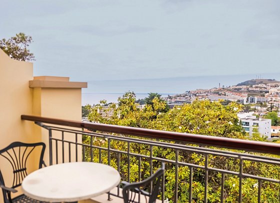 Quinta Funchal Gardens – Adults Only - Beispiel Balkon Doppelzimmer Panoramablick (Zimmercodierungen DBN & D1N)