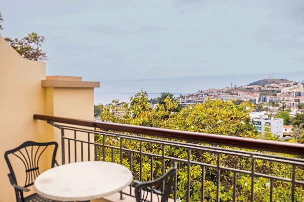 Quinta Funchal Gardens – Adults Only - Beispiel Balkon Doppelzimmer Panoramablick (Zimmercodierungen DBN & D1N)