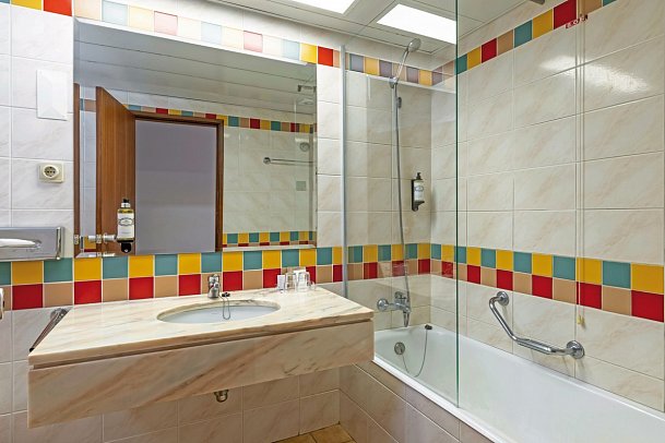 Pestana Ocean Bay All Inclusive - Beispiel Bad Doppelzimmer (Zimmercodierungen D1M, DSM & DMM)