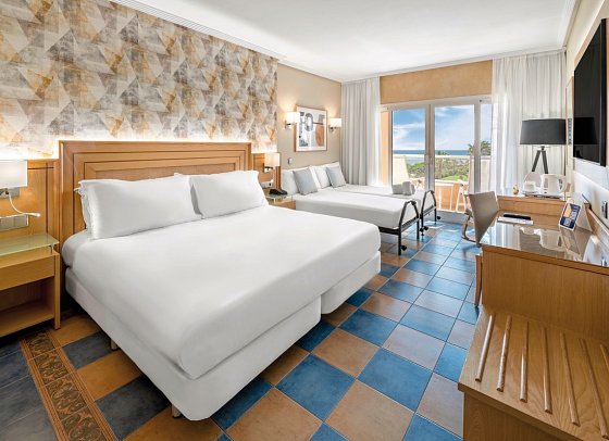Elba Sara Beach & Golf Resort - Wohnbeispiel Familienzimmer Meerblick (Zimmercodierung FBM)