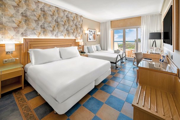Elba Sara Beach & Golf Resort - Wohnbeispiel Familienzimmer Meerblick (Zimmercodierung FBM)