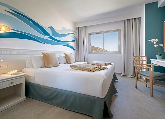 Iberostar Waves Gaviotas Park - Wohnbeispiel Familiensuite Senior Poolblick (Zimmercodierungen WM2 & WI6)