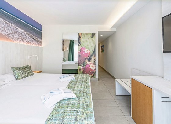FERGUS Cactus Garden - Wohnbeispiel Juniorsuite mit seitl. Meerblick