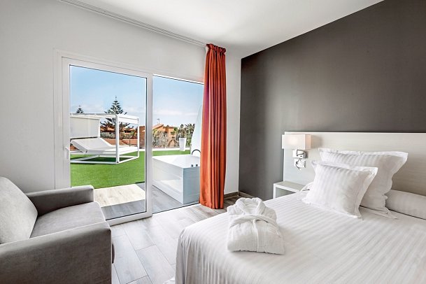 Barceló Corralejo Sands - Wohnbeispiel Doppelzimmer Deluxe Whirlpool (Zimmercodierung DD2)