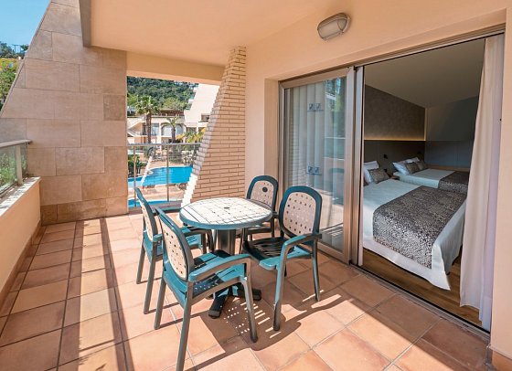 Golden Bahía de Tossa & Spa - Balkonbeispiel Vierbettzimmer (Zimmercodierung RB1)