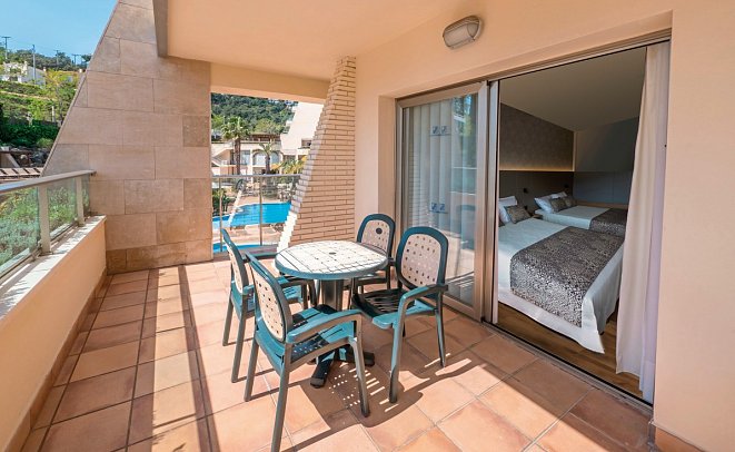 Golden Bahía de Tossa & Spa - Balkonbeispiel Vierbettzimmer (Zimmercodierung RB1)