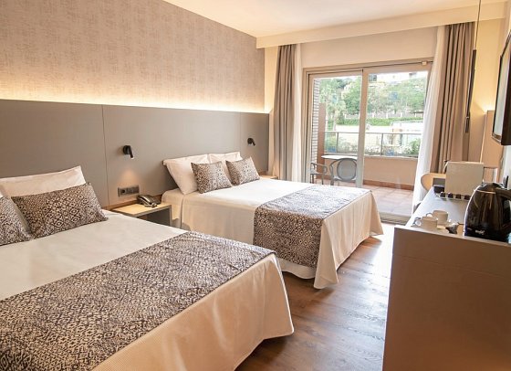 Golden Bahía de Tossa & Spa - Wohnbeispiel Vierbettzimmer Premium Poolblick (Zimmercodierung RBP)