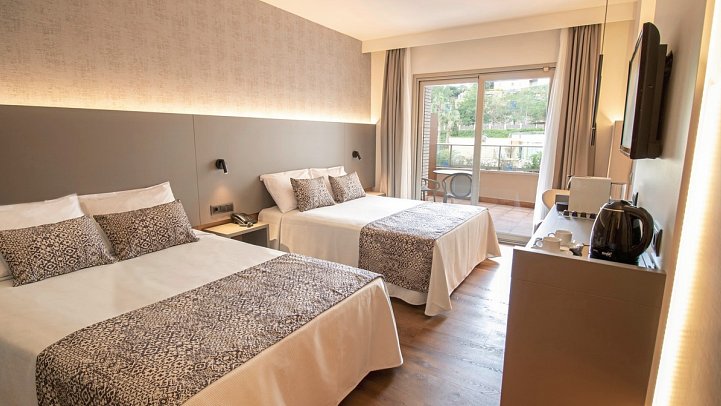 Golden Bahía de Tossa & Spa - Wohnbeispiel Vierbettzimmer Premium Poolblick (Zimmercodierung RBP)