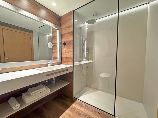 Golden Bahía de Tossa & Spa - Badbeispiel Doppelzimmer (Zimmercodierungen DB1, DBP, DM1, RB1 & RBP)