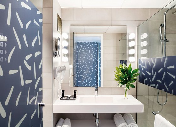 AQUA Hotel Onabrava & Spa - Badbeispiel Doppelzimmer (Zimmercodierungen DB1 & DM1)