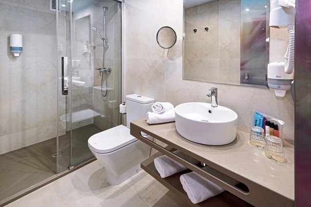 Sumus Hotel Monteplaya - Badbeispiel Doppelzimmer (Zimmercodierung DB2)