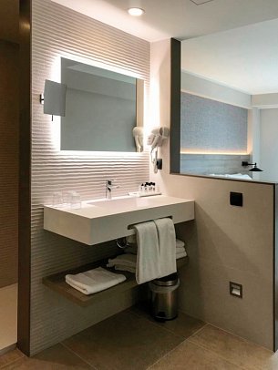 Metropol - Badbeispiel Doppelzimmer Komfort (Zimmercodierung DF1)