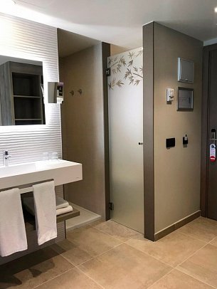 Metropol - Badbeispiel Doppelzimmer Komfort (Zimmercodierung DF1)