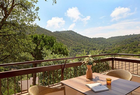 Zel Costa Brava - Balkonbeispiel Casa Zel Suite Gartenblick (Zimmercodierungen WB1 & WB2)