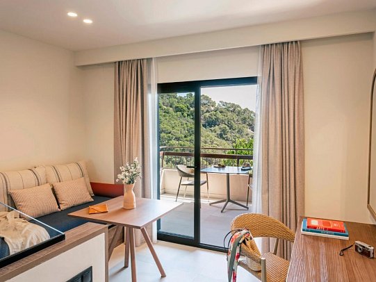 Zel Costa Brava - Wohnbeispiel Zel Juniorsuite Gartenblick (Zimmercodierungen JB1 & JB3)