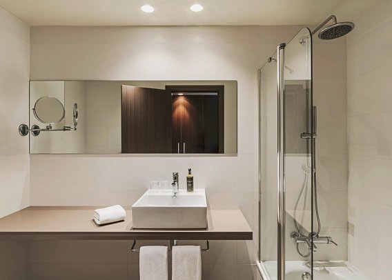 Mediterráneo Park - Badbeispiel Vierbettzimmer (Zimmercodierung RB1)