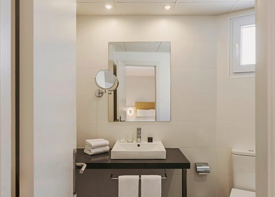 Mediterráneo - Badbeispiel Doppelzimmer (Zimmercodierung DB1)