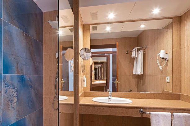 htop Amaika Adults Only - Badbeispiel Doppelzimmer Poolblick (Zimmercodierungen DBP, DSP & DSM)