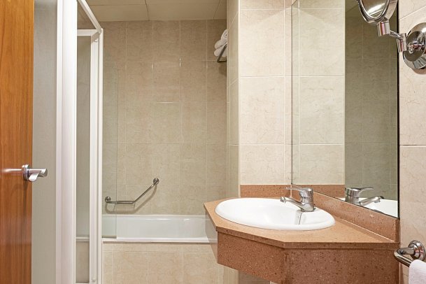 htop Pineda Palace - Badbeispiel Doppelzimmer (Zimmercodierungen DB1, TB1, RB1, DBM & RBM)