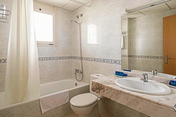 htop Royal Sun Suites - Badbeispiel Doppelzimmer (Zimmercodierungen DB1 & DB2)