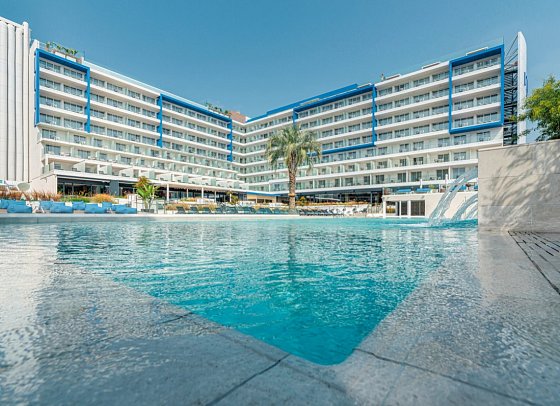 L'Azure Hotel