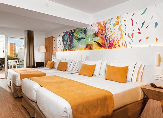 L'Azure Hotel - Wohnbeispiel Familienzimmer Poolblick (Zimmercodierung FBP)