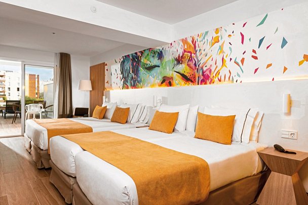 L'Azure Hotel - Wohnbeispiel Familienzimmer Poolblick (Zimmercodierung FBP)