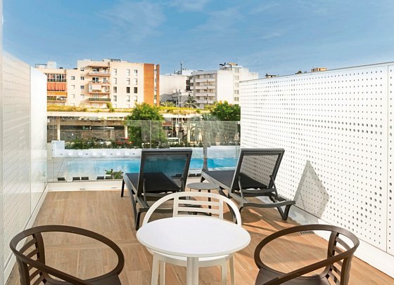 L'Azure Hotel - Balkonbeispiel Familienzimmer Poolblick (Zimmercodierung FBP)