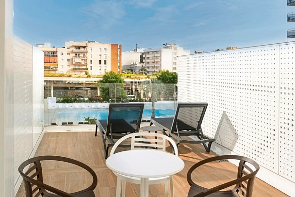 L'Azure Hotel - Balkonbeispiel Familienzimmer Poolblick (Zimmercodierung FBP)