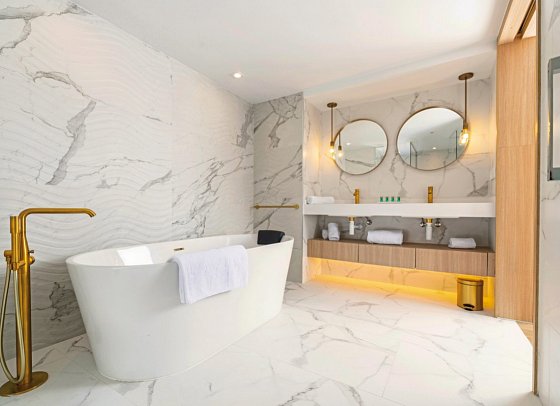 L'Azure Hotel - Badbeispiel Suite Poolblick (Zimmercodierungen WBP & WIP)
